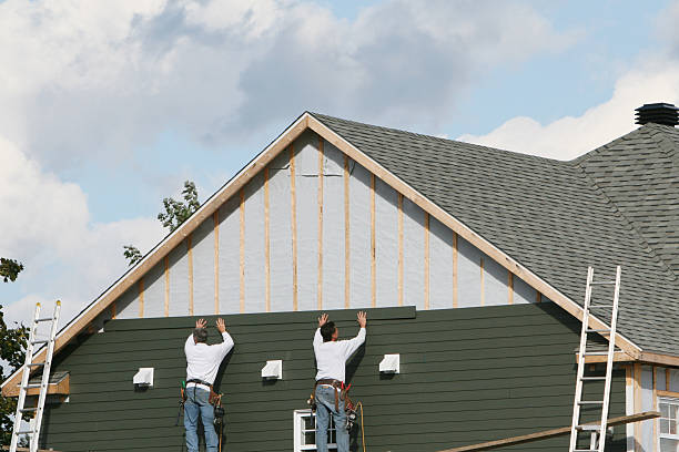 Professional Siding Installation technician working in Mechanicsburg, OH